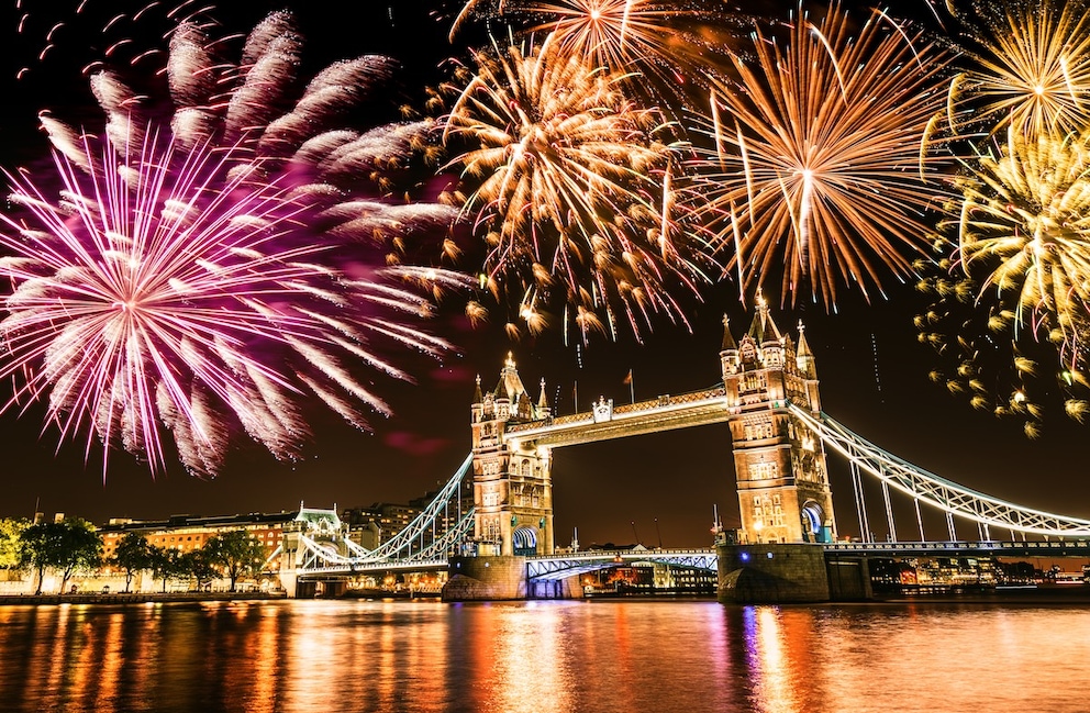 At the London Eye, fireworks light up the sky over the Thames – goosebumps guaranteed