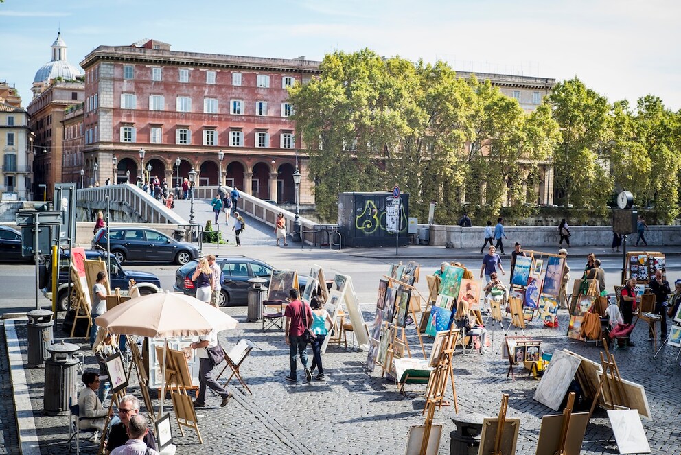 During the day, artists present their works on Piazza Trilussa – at night, partygoers gather here