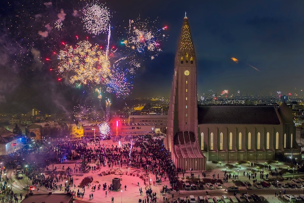 Bonfires und Feuerwerk erhellen die Winternacht &ndash; Reykjav&iacute;k in Island feiert auf nordische Art
