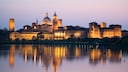 Die Altstadt von Mantua spiegelt sich im See Lago di Mezzo