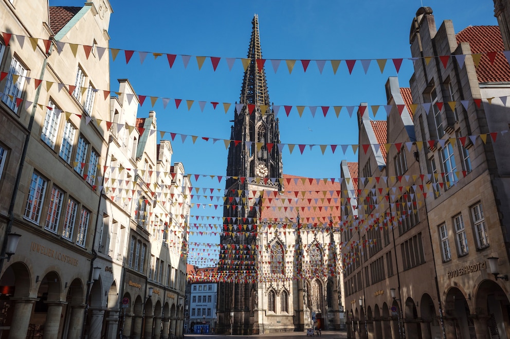 Blick auf die Lambertikirche und den Prinzipalmarkt in M&uuml;nster