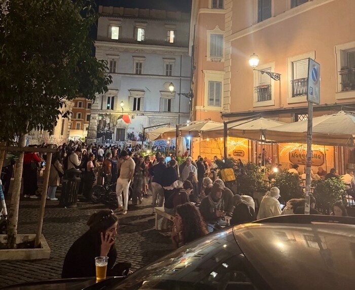 At night, the lively Trastevere draws people to the streets in a relaxed atmosphere