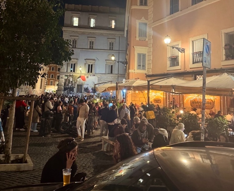Nachts zieht das lebendige Trastevere die Menschen in lockerer Atmosph&auml;re auf die Stra&szlig;en