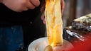 Raclette-Zubereitung bei den Raclette-Weltmeisterschaften