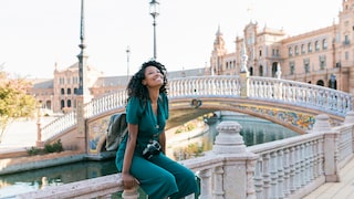 Frau auf dem Plaza De Espana in Sevilla, Spanien