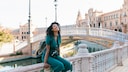 Frau auf dem Plaza De Espana in Sevilla, Spanien