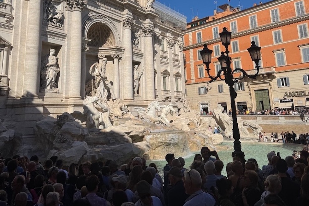 Der Trevi-Brunnen ist ein beliebtes Ziel f&uuml;r den ersten Urlaub in Rom &ndash; und zu Sto&szlig;zeiten extrem &uuml;berf&uuml;llt