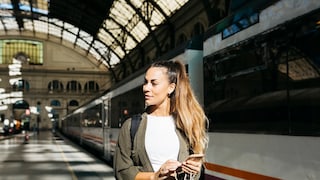 Frau erfährt, dass ihre Zugbindung aufgehoben ist