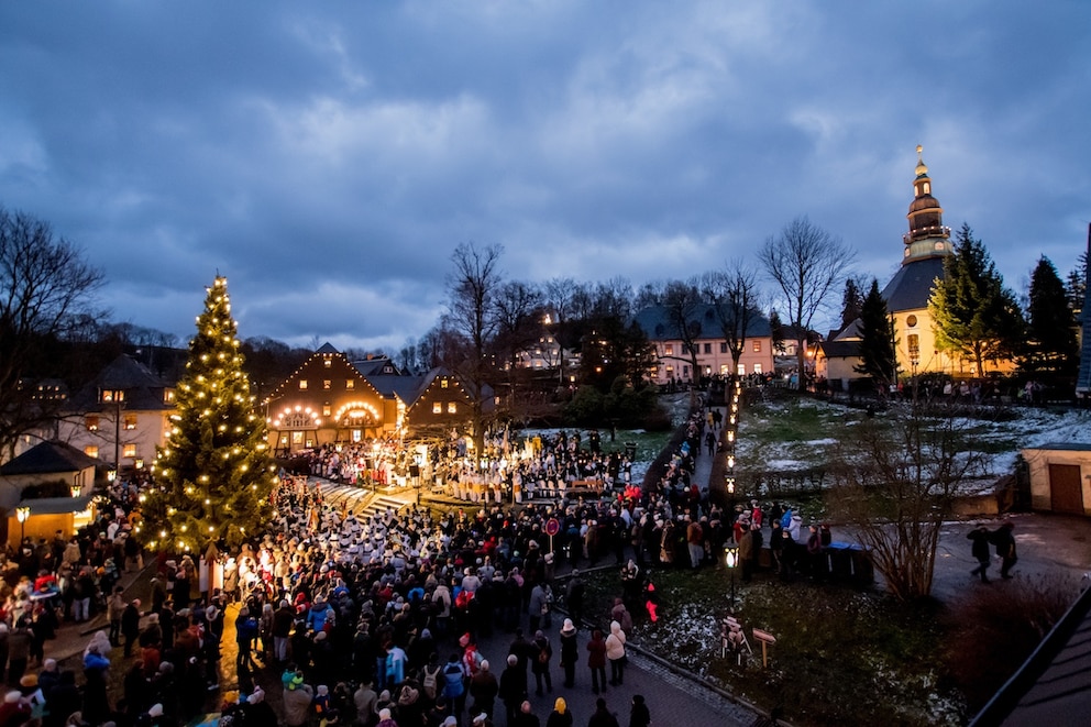 Die &bdquo;Gro&szlig;e Bergparade&ldquo; in Seiffen mit 400 Trachtentr&auml;gern ist j&auml;hrliche Tradition