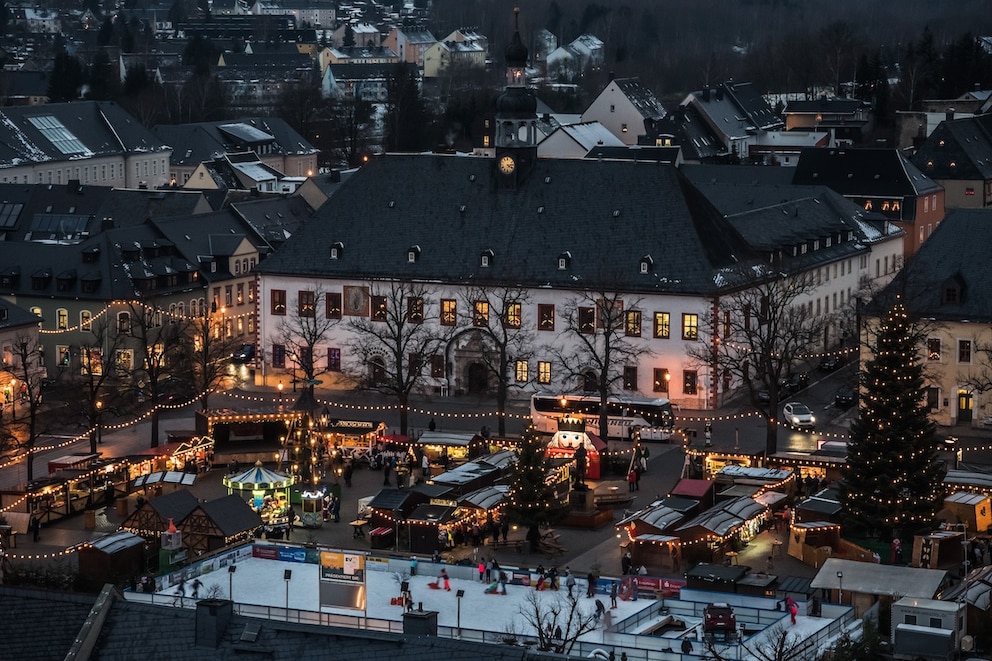 Auf dem Marktplatz von Marienberg treffen Handwerk, Musik und Eislaufvergn&uuml;gen auf echtes Weihnachtsgef&uuml;hl