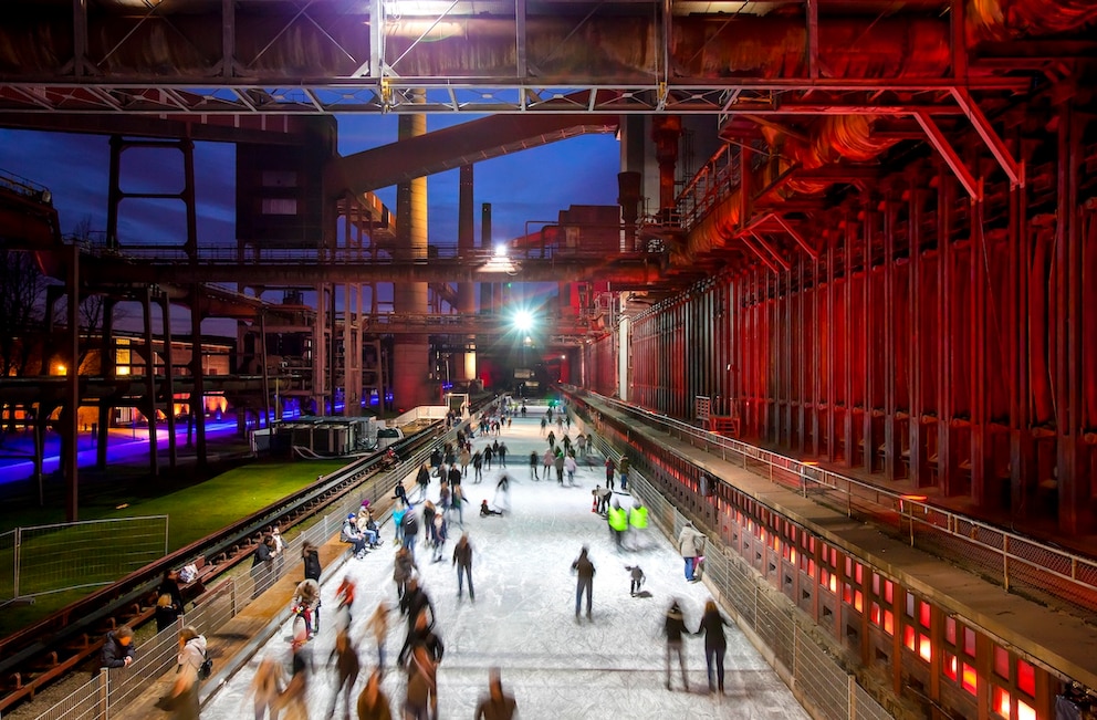 Die Zollverein-Eisbahn verbindet Schlittschuhlaufen mit industriellem Charme