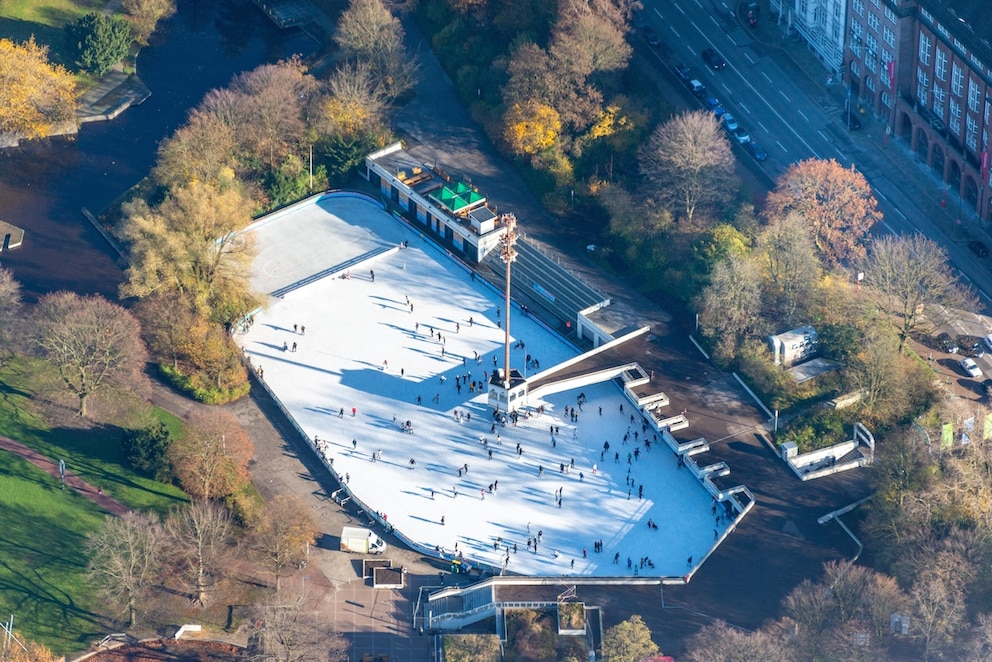 Die Eisarena Hamburg ist eine der gr&ouml;&szlig;ten Eisbahnen unter freiem Himmel in Europa