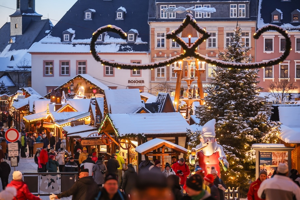 Lichter, Musik und Bergparade: Annaberg-Buchholz leuchtet in erzgebirgischer Weihnacht