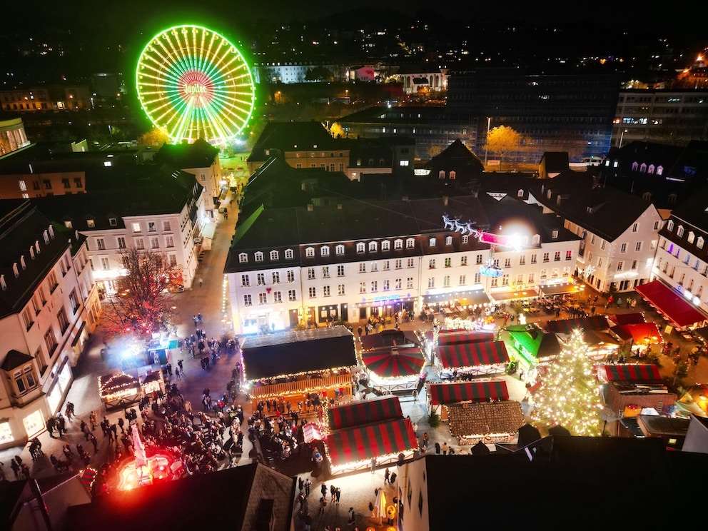 View over the Christkindelmarkt in Saarbrücken