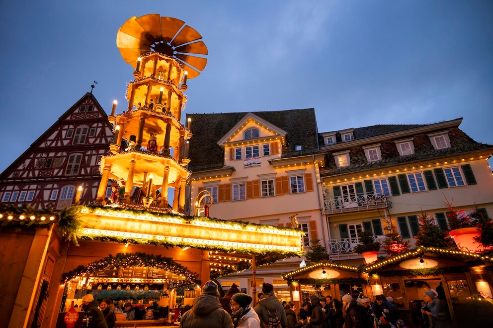 Between half-timbered houses and firelight, Esslingen immerses its old town in medieval Christmas magic