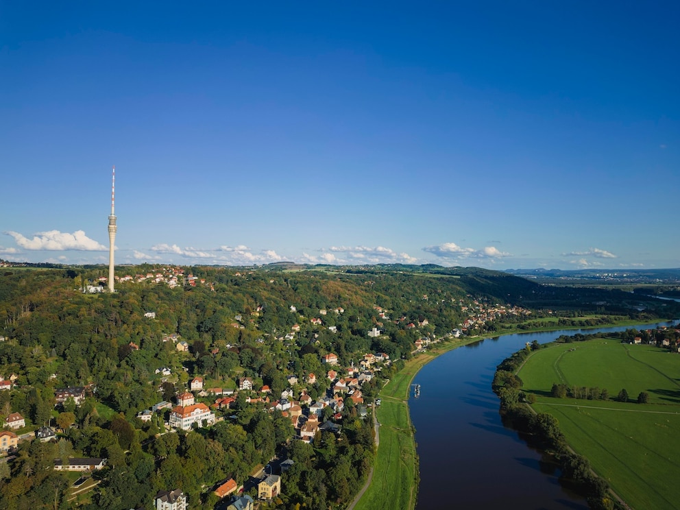 Der Dresdner Fernsehturm steht etwa 10 Kilometer vom Stadtzentrum entfernt