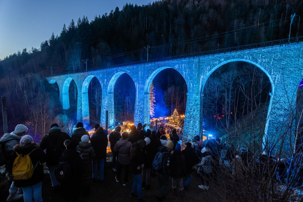 Unter dem hohen Viadukt der H&ouml;llentalbahn entsteht ein m&auml;rchenhaftes Winterdorf der Ravennaschlucht