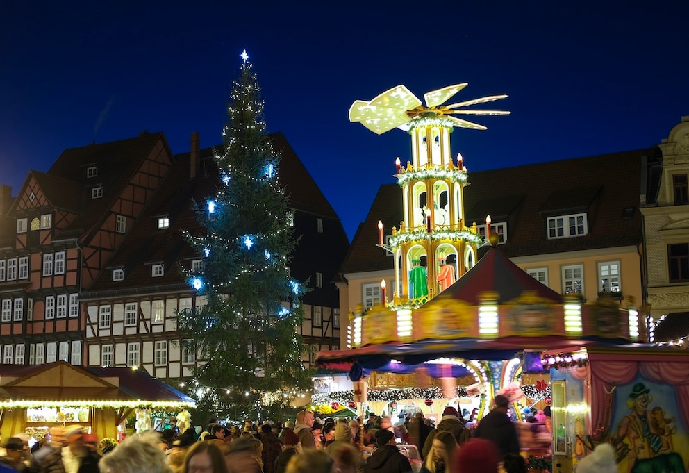 Der Weihnachtsmarkt in Quedlinburg am Abend im Zentrum der Altstadt