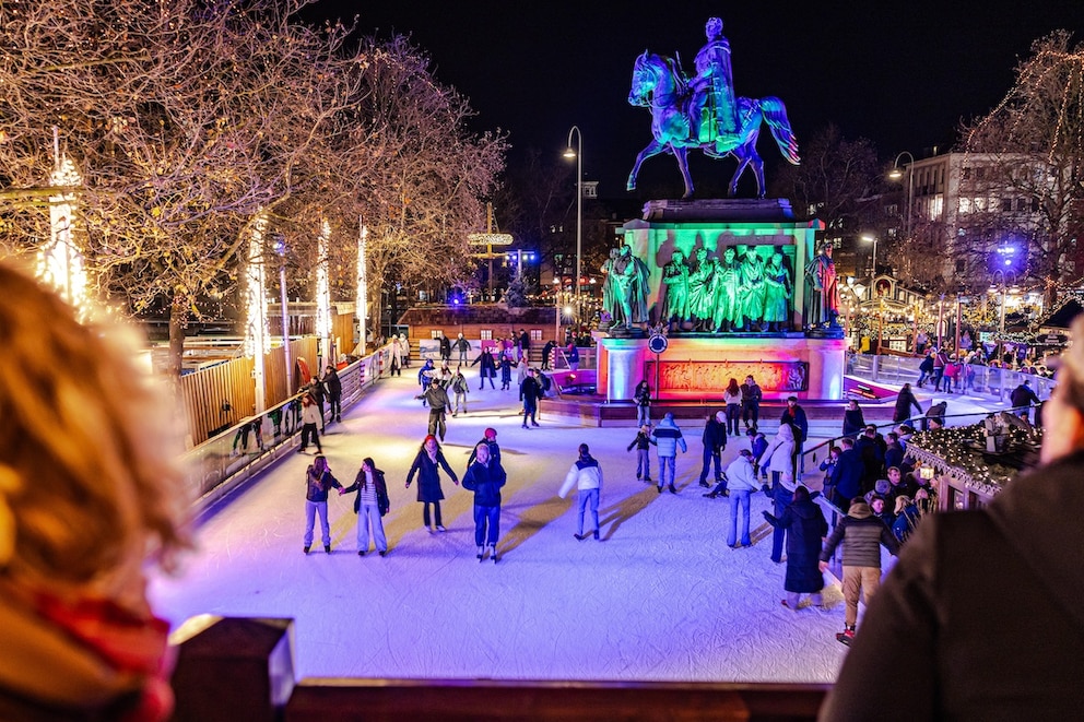 In K&ouml;ln l&auml;dt eine traumhafte Eisbahn zum Schlittschuhlaufen &uuml;ber den Weihnachtsmarkt &bdquo;Heinzels Winterm&auml;rchen&ldquo; ein