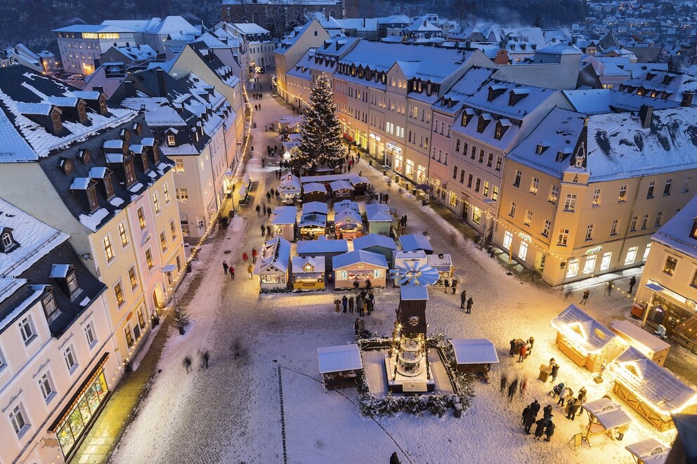 The snow-covered Christmas market in Schneeberg enchants
