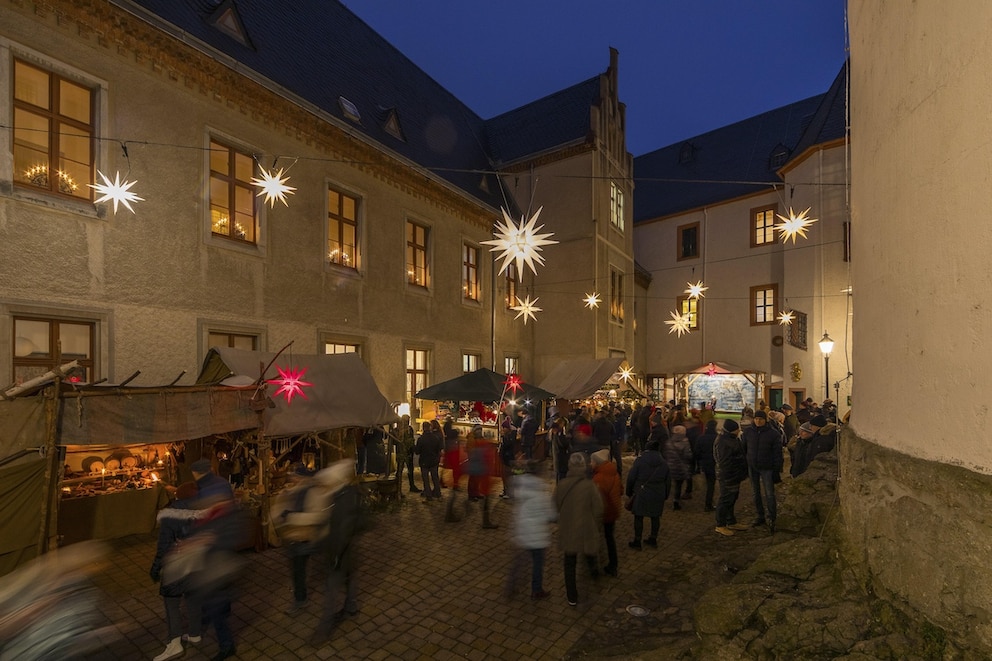 Vor der m&auml;rchenhaften Kulisse von Schloss und Altstadt erstrahlt Schwarzenberg