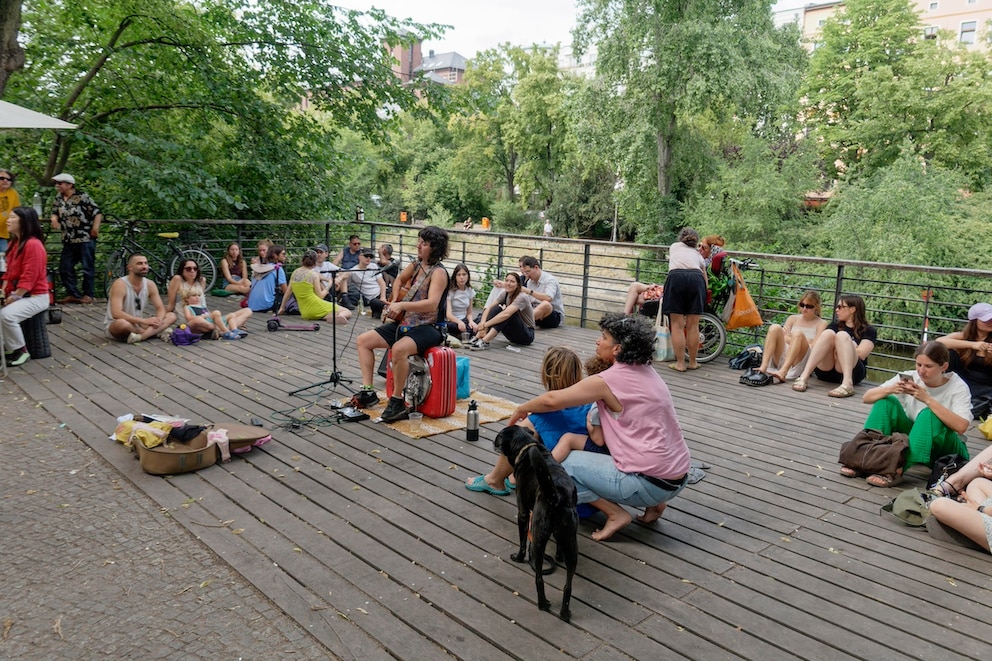 Zwischen Stra&szlig;enmusik, Flohmarkt und Streetfood-St&auml;nden &ndash; am Maybachufer gesellt man sich gerne zusammen