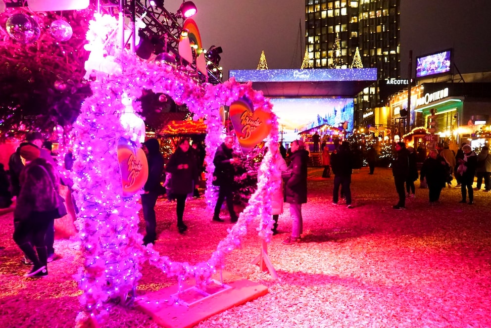 At the Christmas market on the Kiez, it's not only contemplative but also cheeky and frivolous