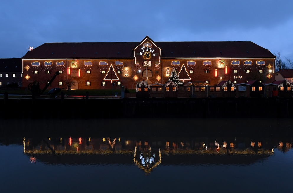 The 'longest Advent calendar in the world': The Eider Canal Packhouse in the historic harbor of Tönning during Advent