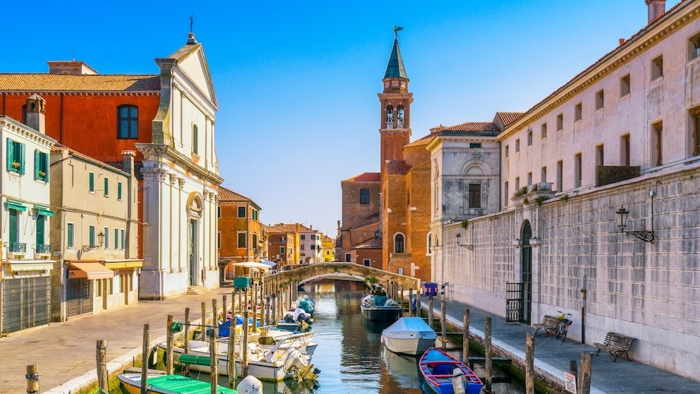 Nein, das ist nicht Venedig, sondern Chioggia. Die Stadt liegt zwar in unmittelbarer Nähe des Originals, ist aber bei Touristen kaum bekannt.