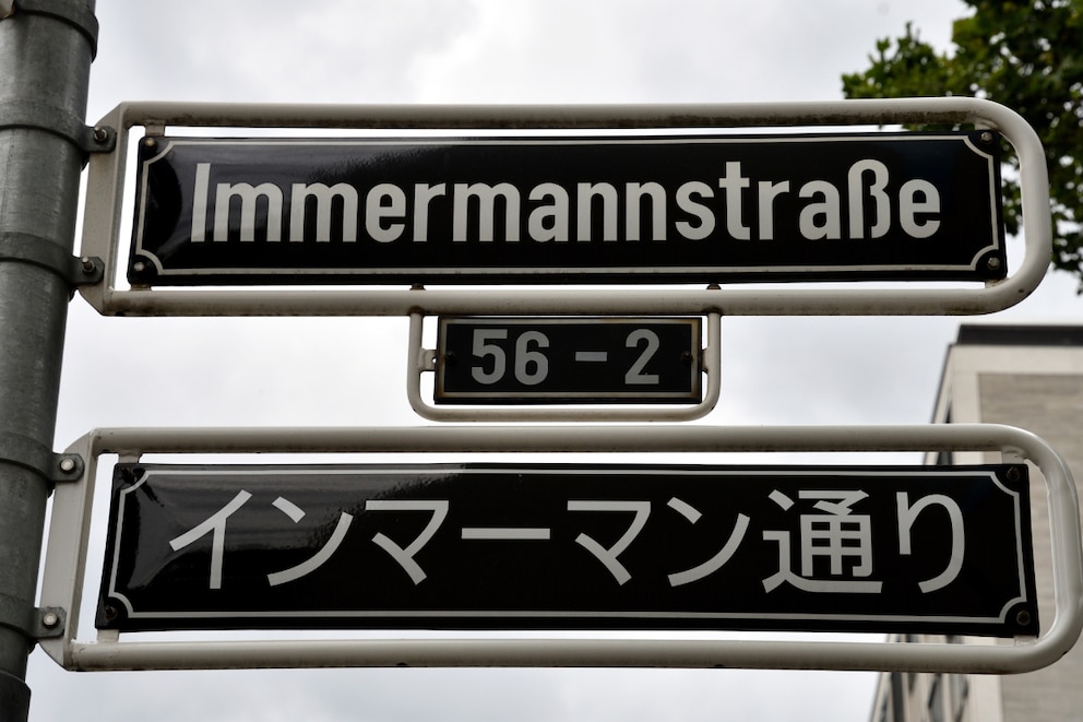 Stra&szlig;enschild in D&uuml;sseldorf, f&uuml;r Japaner auch in japanischen Schriftzeichen
