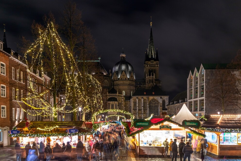 Between the cathedral and town hall, Aachen transforms into a glowing winter village–Printen, mulled wine, and choirs create a fairy-tale atmosphere