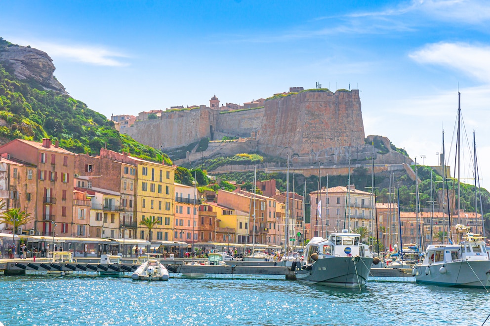 Der Hafen von Bonifacio und die Altstadt oben auf den Felsen