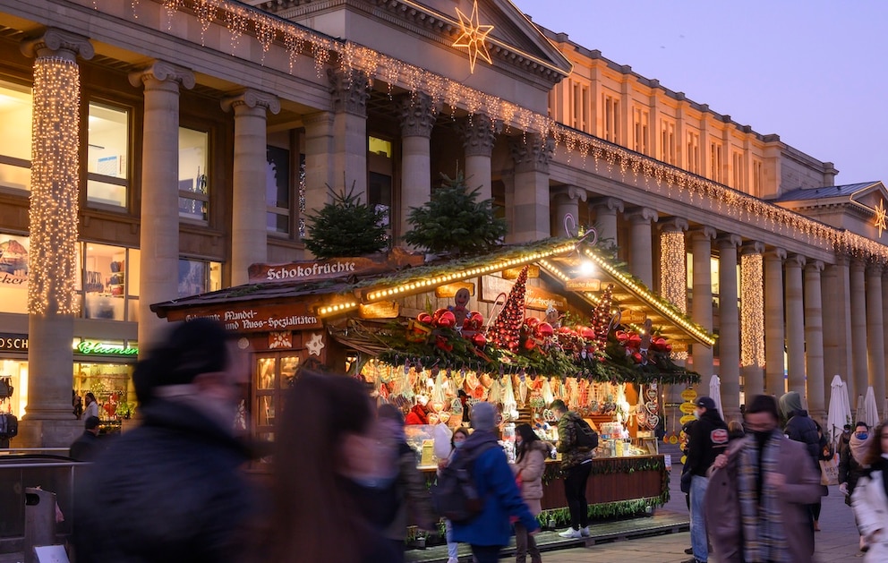 Lichterketten, Fachwerk und festlich geschm&uuml;ckte D&auml;cher: Der Stuttgarter Weihnachtsmarkt verwandelt die Innenstadt in eine glitzernde Weihnachtsstadt