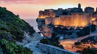 Die Klippen von Bonifacio sind ins Abendlicht getaucht