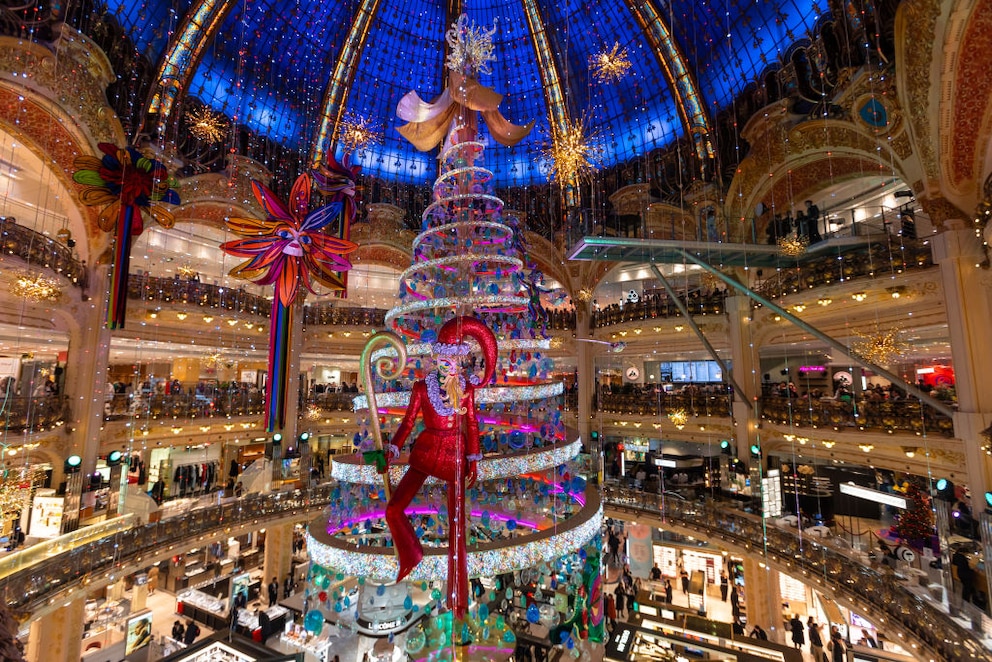 Der Weihnachtsbaum im Lafayette in Paris wird jedes Jahr von anderen K&uuml;nstlern gestaltet
