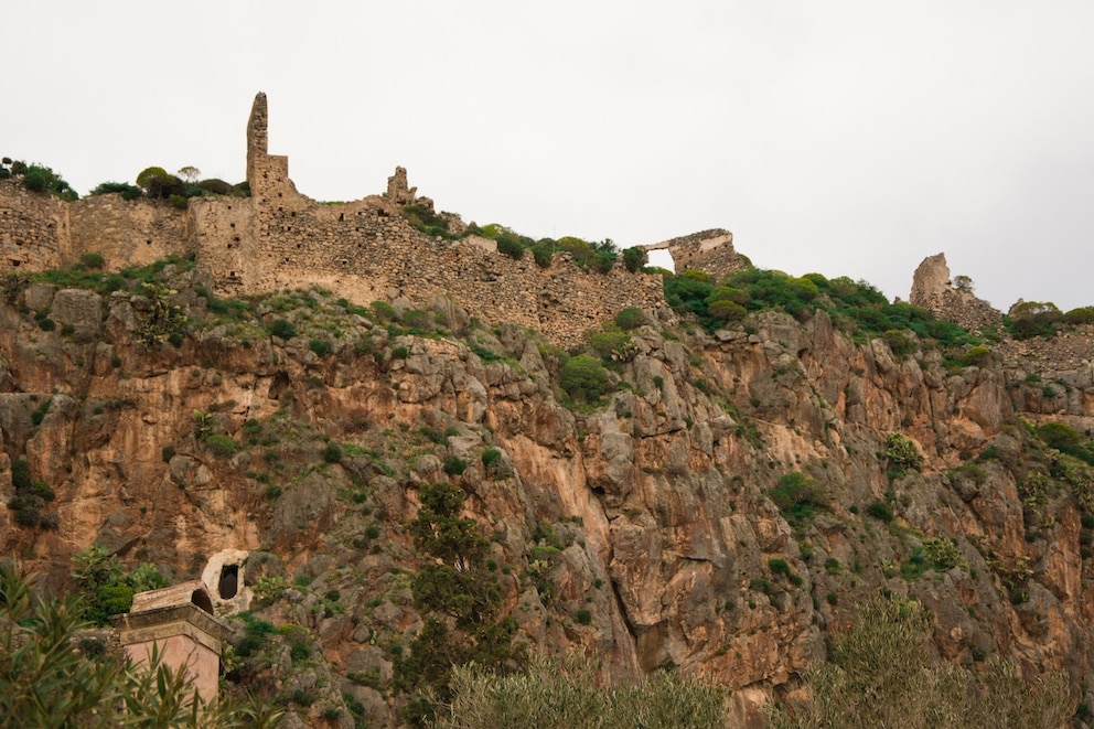 Ein Blick auf die &Uuml;berreste der Burg von Monemvasia auf dem Peloponnes