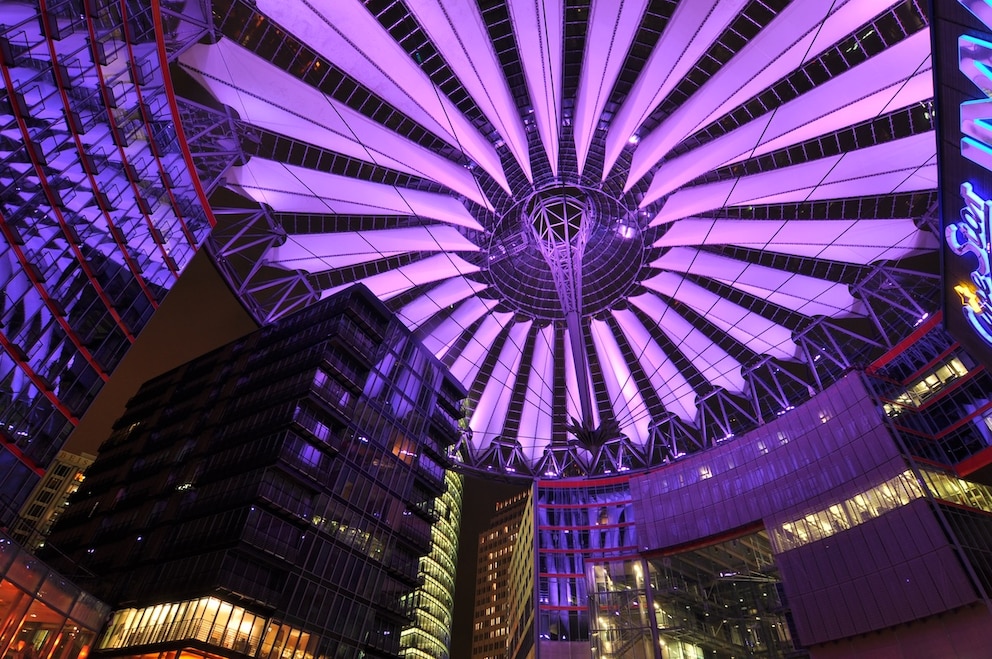 Im ehemaligen Sony-Center am Potsdamer Platz er&ouml;ffnet am 27. November 2025 eine neue Eisbahn