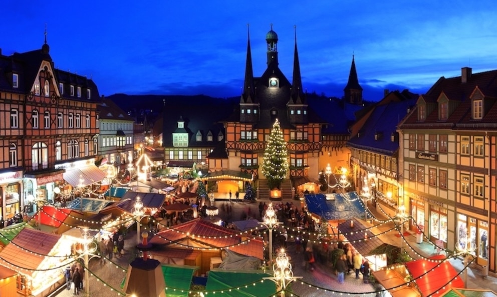 Vor dem Rathaus von Wernigerode verwandelt sich die Altstadt in ein funkelndes Winterm&auml;rchen