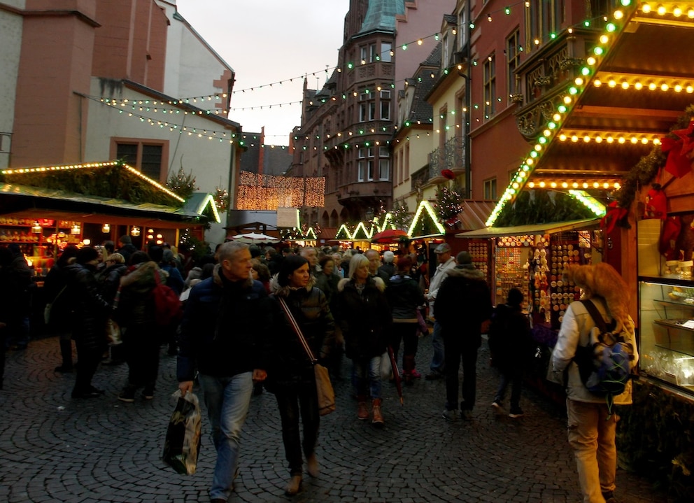 Zwischen Rathausplatz und Franziskanerstra&szlig;e erstrahlt Freiburg im warmen Lichterhimmel