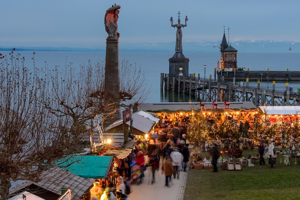 Am Bodenseeufer treffen weihnachtlicher Lichterglanz und Wasserblick aufeinander