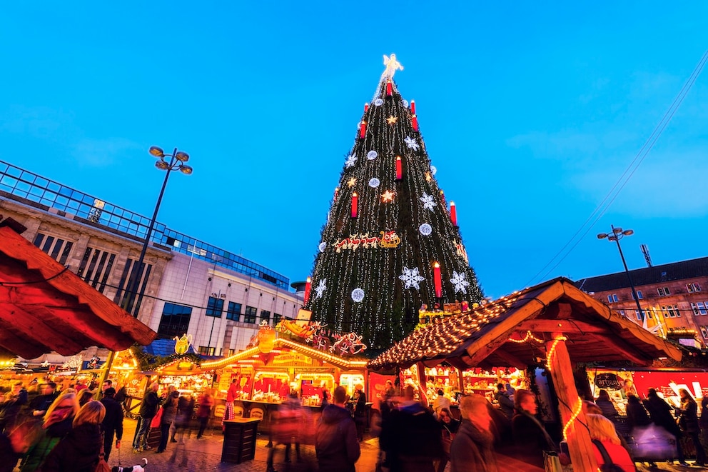 Rund um den 45 Meter hohen Weihnachtsbaum erstrahlt Dortmunds Innenstadt in festlichem Glanz