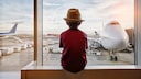 Junge schaut auf Flugzeug