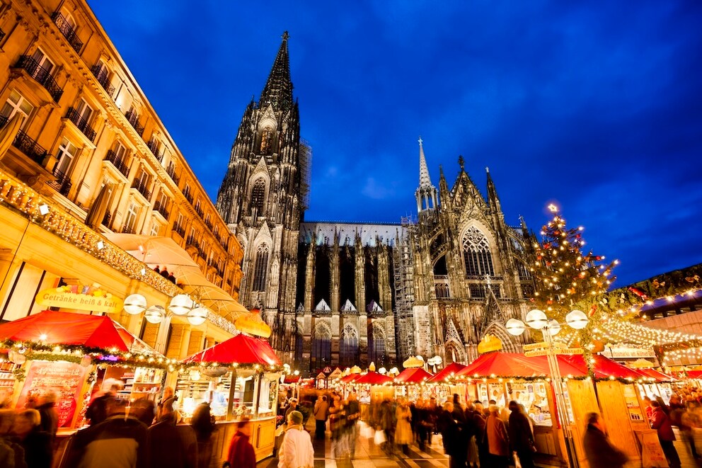 The Christmas Market at Cologne Cathedral enchants every year with the scent of mulled wine, music, and festive atmosphere