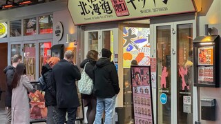 Menschen stehen Schlange vor Japaner in Düsseldorf