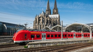 S-Bahn vor Kölner Dom