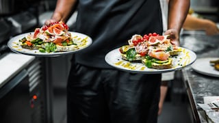 Mann mit zwei Tellern im Restaurant