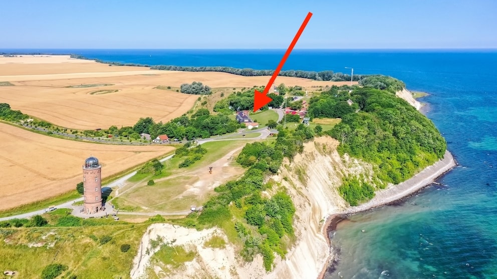 In der Nähe vom Leuchtturm und den berühmten Kreidefelsen am Kap Arkona auf Rügen steht die alte Wetterstation
