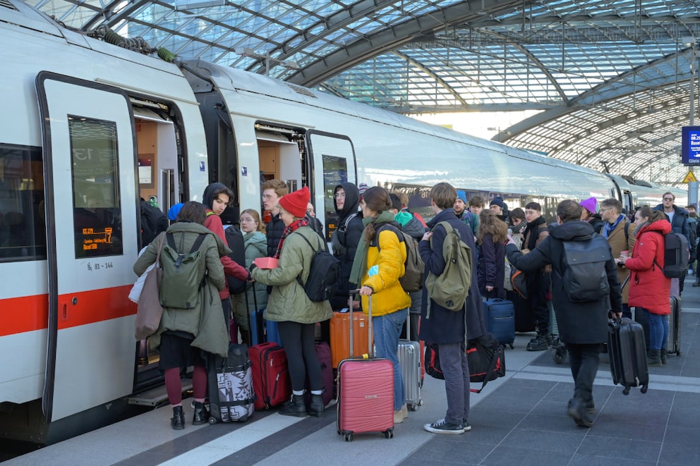 Be especially cautious in the crowd on the platform