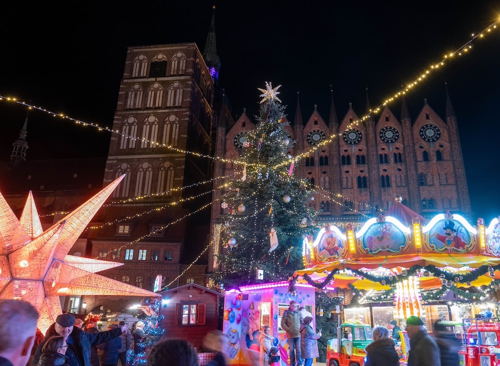 In der Altstadt mit Backsteinfassaden entfaltet Stralsund seine bezaubernde Adventsstimmung