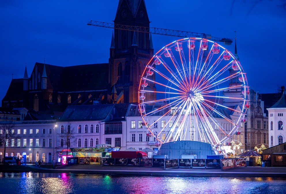 In front of the cathedral backdrop and at Pfaffenteich, Schwerin shines in Advent—with ice rink, Ferris wheel, and festive old town